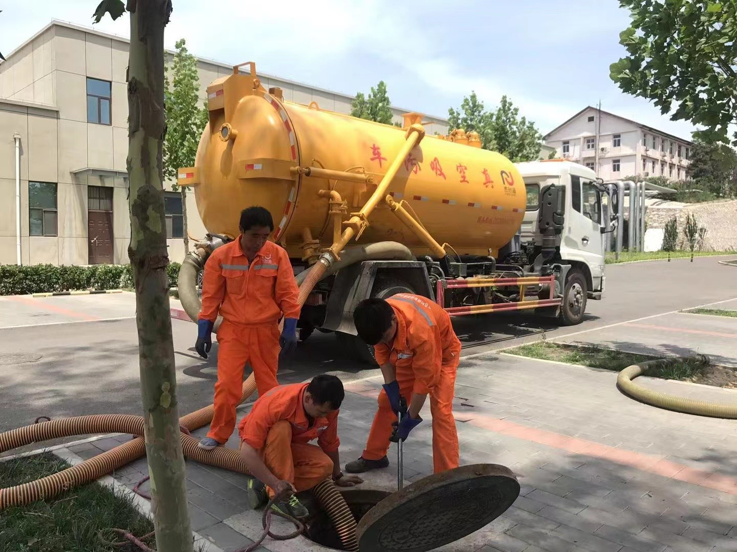 晋中管道疏通车停在窨井附近