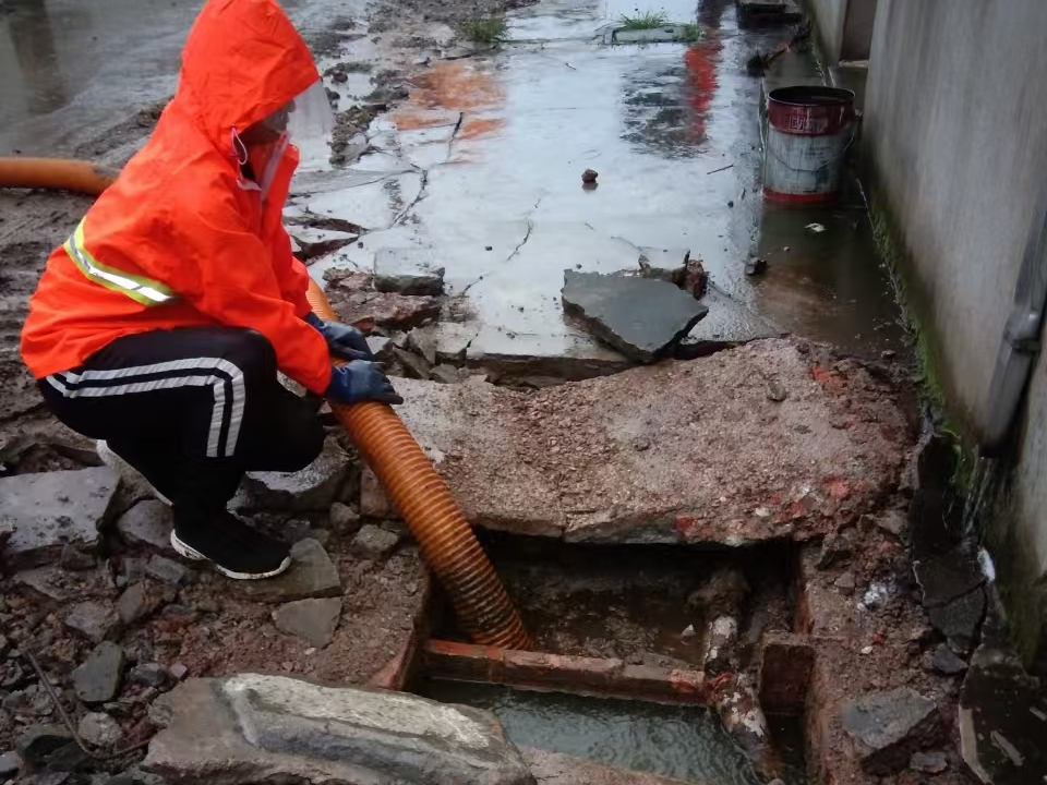 晋中专业清理污水池 炜誉市政以规范流程守护城市 “肠道”